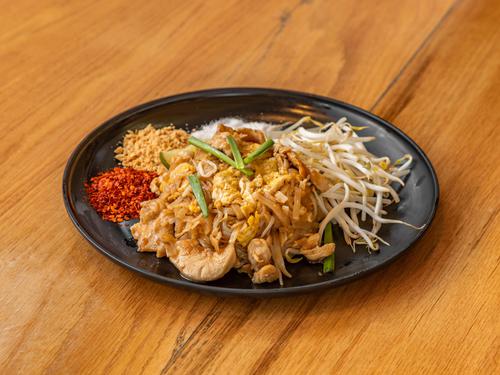 Chicken pad thai with bean sprouts and peanuts
